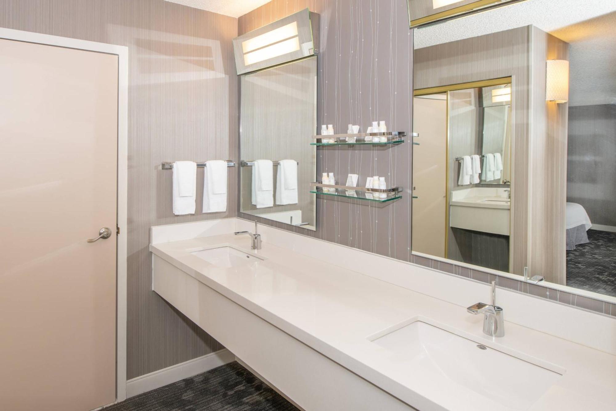 Hotel Courtyard By Marriott Airport 3*